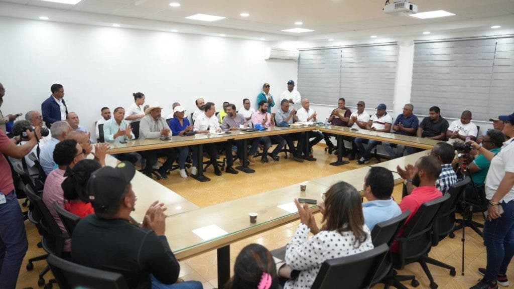 Ito Bisonó anuncia sesión permanente con comerciantes de la frontera