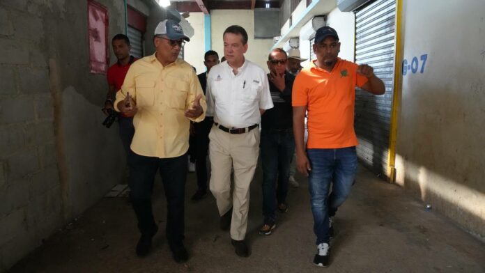 Ito Bisonó recorre mercado binacional de Dajabón con comerciantes, autoridades civiles y militares