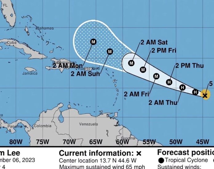 Lee alcanza fuerza de huracán y avanza en el Atlántico al Caribe
