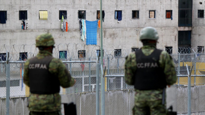 Liberan todos los rehenes de motines en seis cárceles de Ecuador