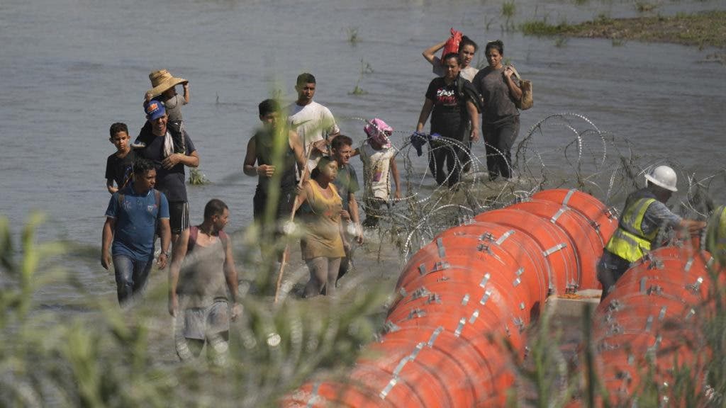 Lopez Obrador celebra el fallo que ordena a Texas quitar