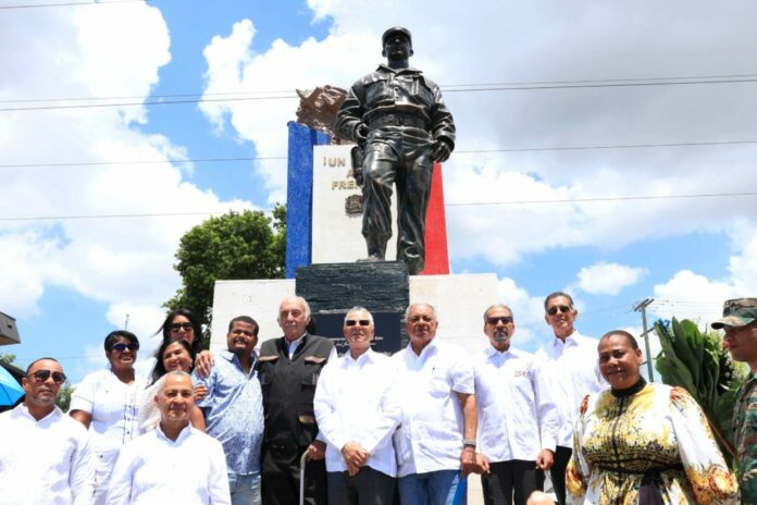 Manuel Jiménez y Fuerza Aérea inauguran composición monumental dedicada a Fernández Domínguez