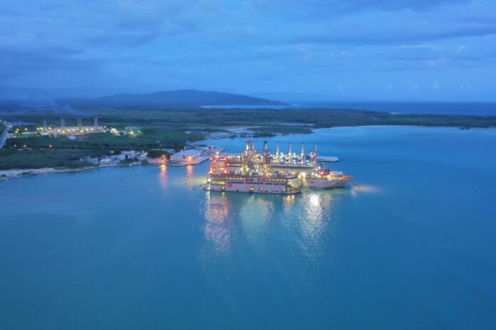 Medio Ambiente investiga derrame de combustible en planta eléctrica de barcaza en Azua