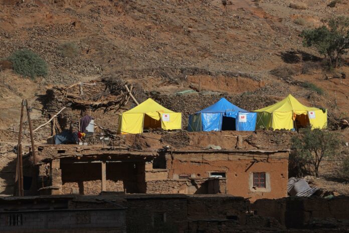 Miles de marroquíes se resignan a vivir en tiendas con la esperanza de regresar a sus casas