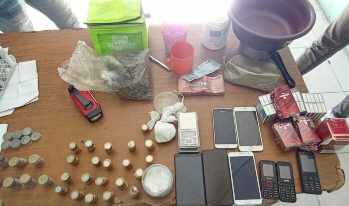 PN apresa dos hombres buscados por estafas en Barahona; ocupan drogas y efectivo