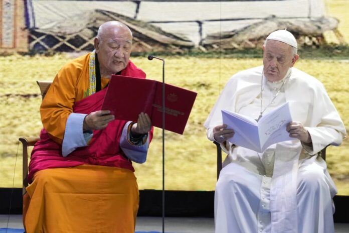Papa resalta diversidad religiosa de Mongolia junto a chamanes, monjes y evangélicos