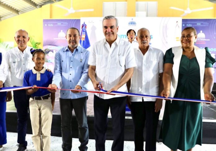 Presidente inaugura una escuela en Sabana Perdida