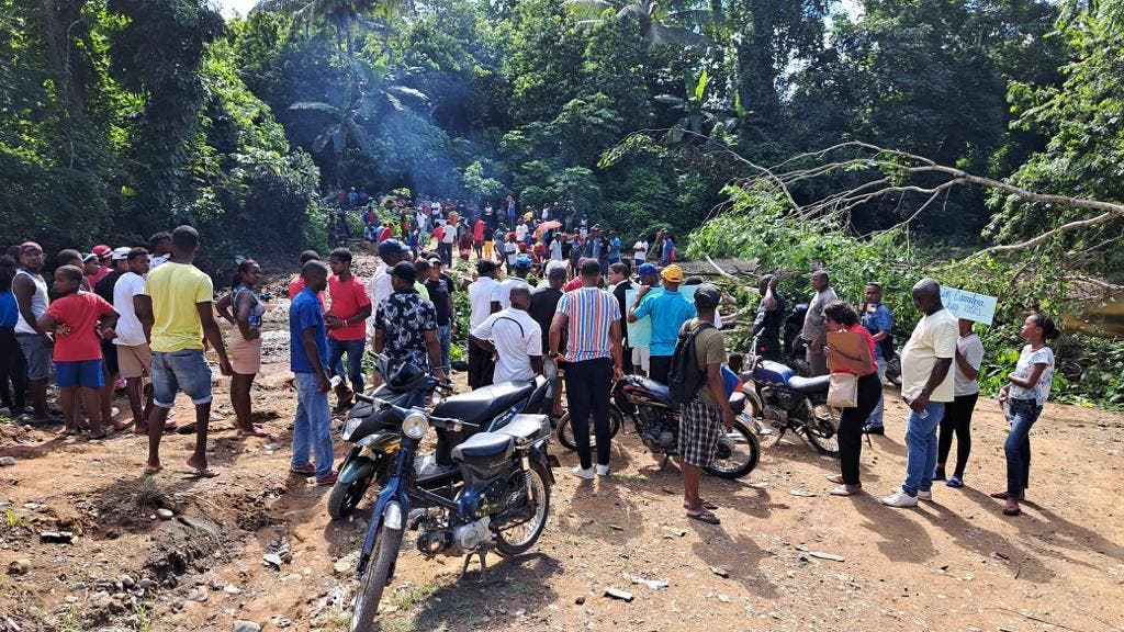 Residentes de Yamasa marchan por arreglo de carretera