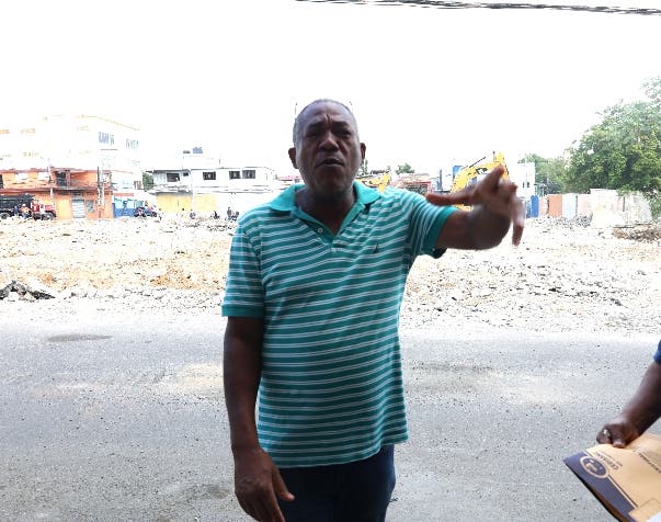 Toneladas escombros sacaban ayer camiones de zona de explosion en