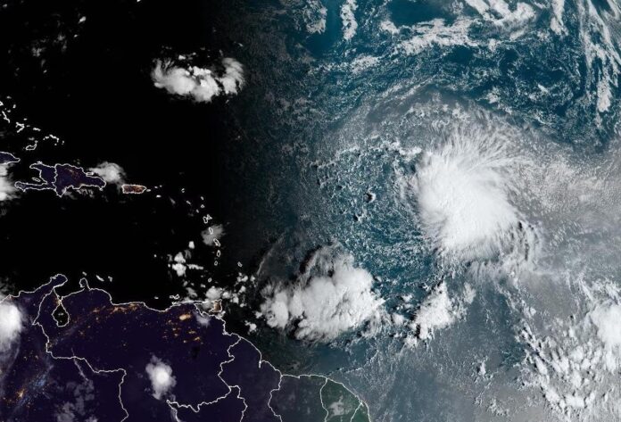 Tormenta tropical Philippe se mantendrá en aguas abiertas del Atlántico