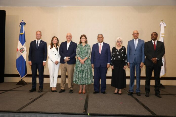 Vicepresidenta afirma que el gobierno desmanteló entes públicos que usurparon a las instituciones