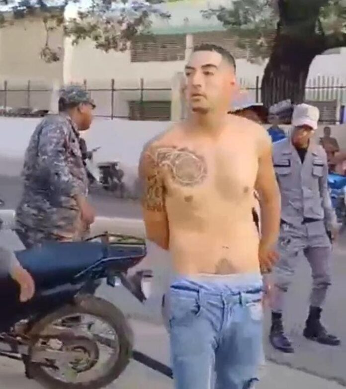 Video: Hombre salta al agua al momento de ser detenido por la Policía Nacional
