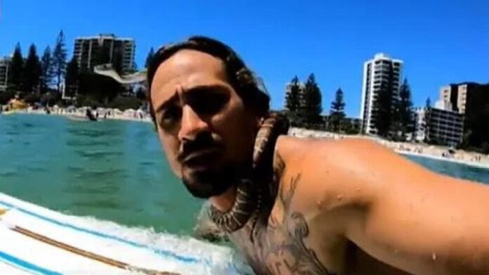 Video: Hombre surfea con serpiente en el cuello