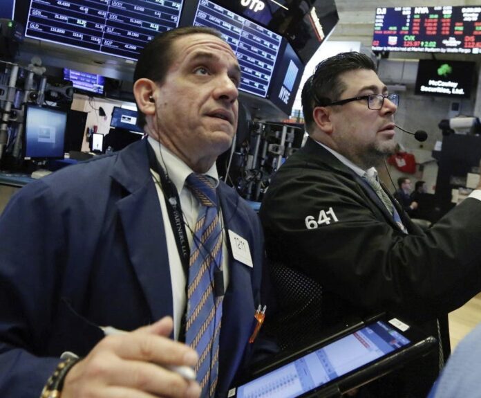Wall Street cierra a la baja y el Dow Jones cae un 0,83 %