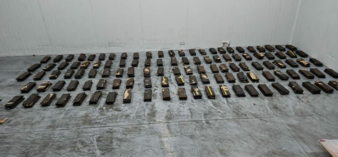 Confiscan 591 láminas de cocaína escondidas en cajas de guineos