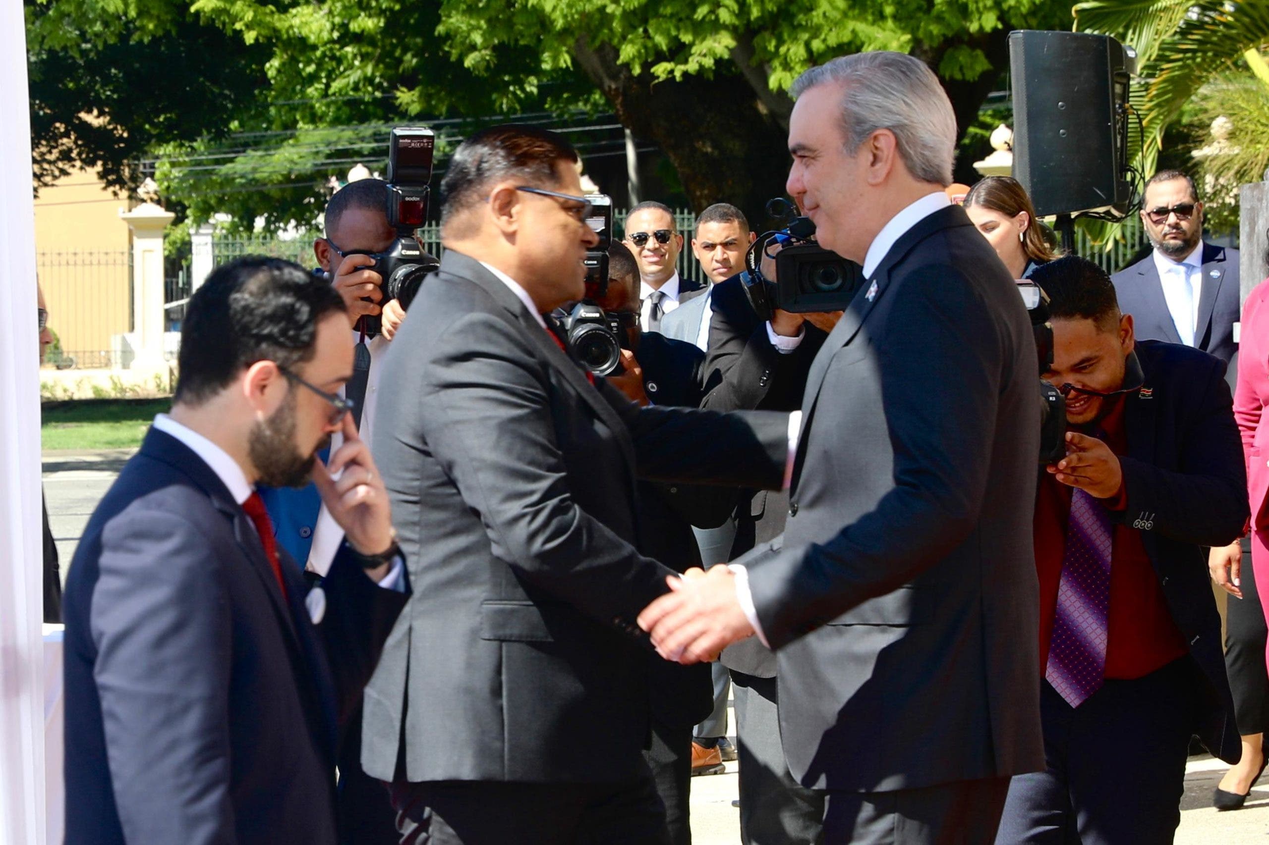 1696529418 206 Fotos Presidente Abinader recibe su homologo de Surinam Chandrikapersad Santokhi