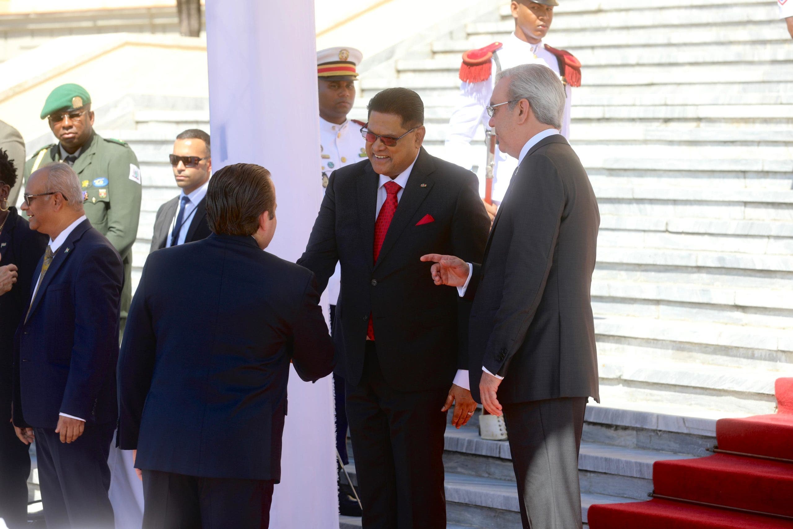 1696529418 291 Fotos Presidente Abinader recibe su homologo de Surinam Chandrikapersad Santokhi