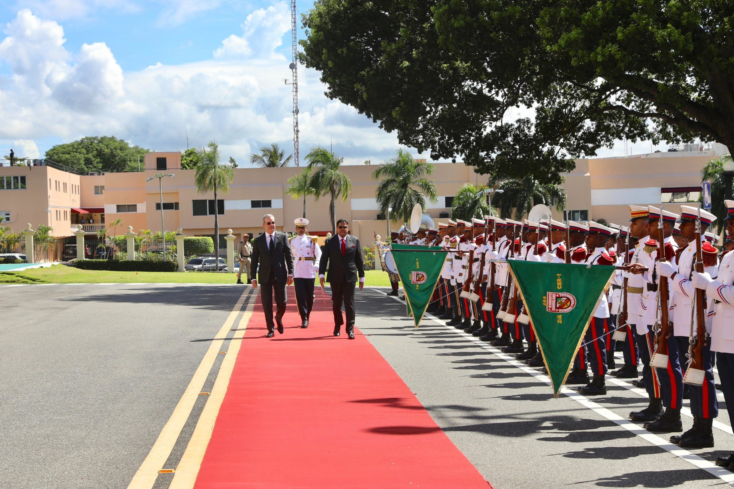 1696529418 398 Fotos Presidente Abinader recibe su homologo de Surinam Chandrikapersad Santokhi