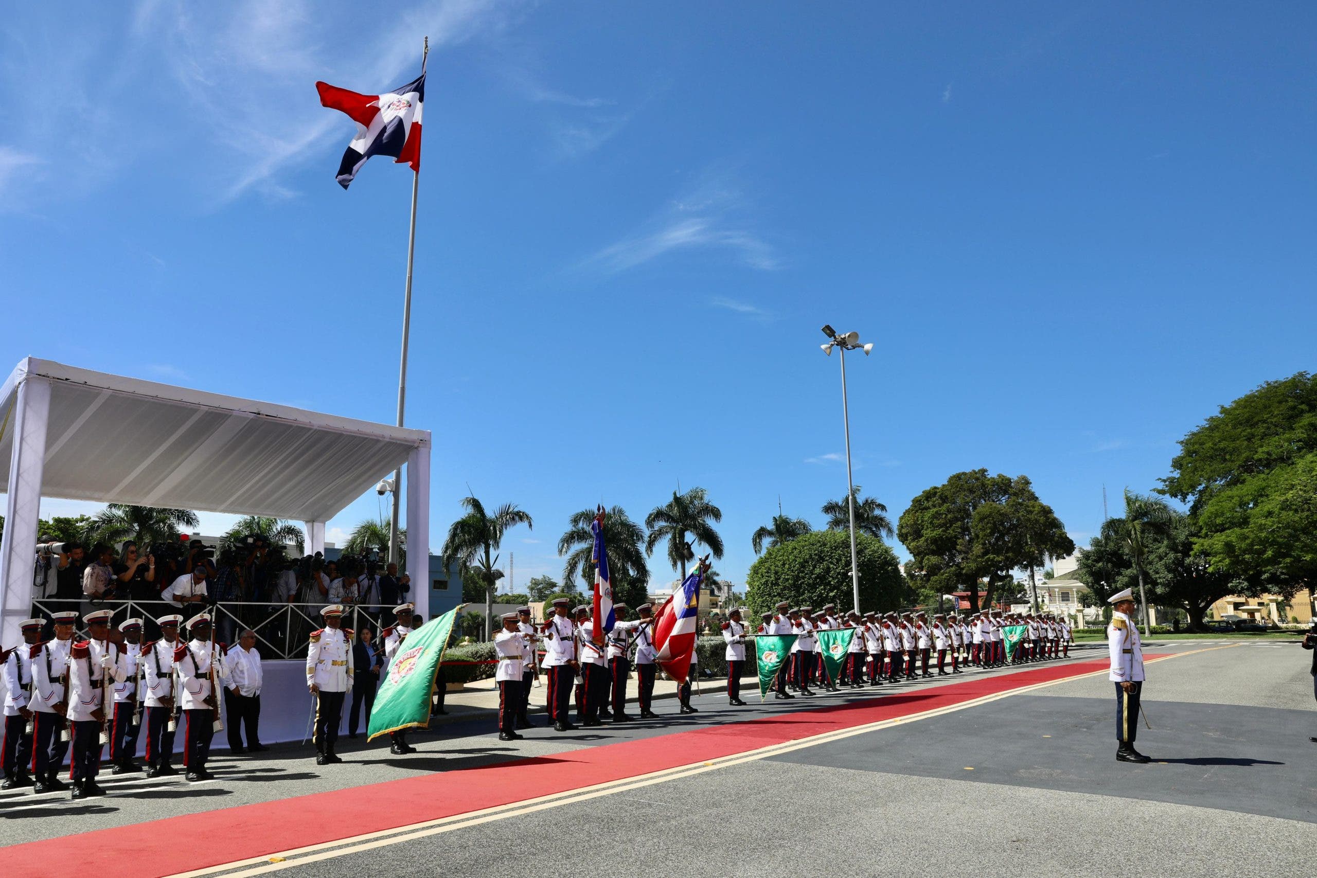 1696529418 523 Fotos Presidente Abinader recibe su homologo de Surinam Chandrikapersad Santokhi