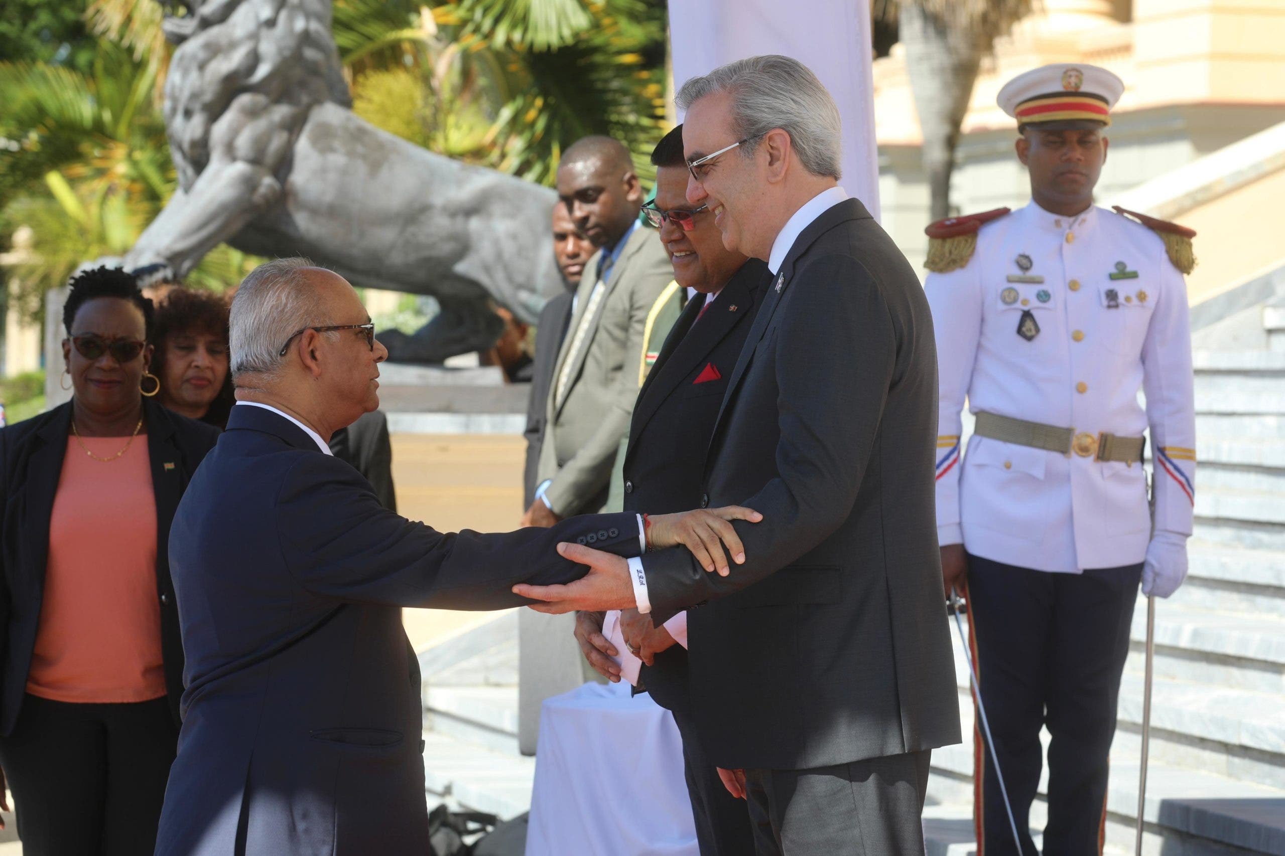 1696529418 649 Fotos Presidente Abinader recibe su homologo de Surinam Chandrikapersad Santokhi