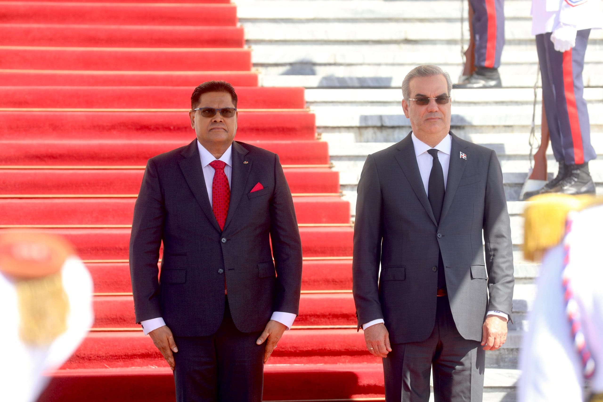 1696529418 917 Fotos Presidente Abinader recibe su homologo de Surinam Chandrikapersad Santokhi