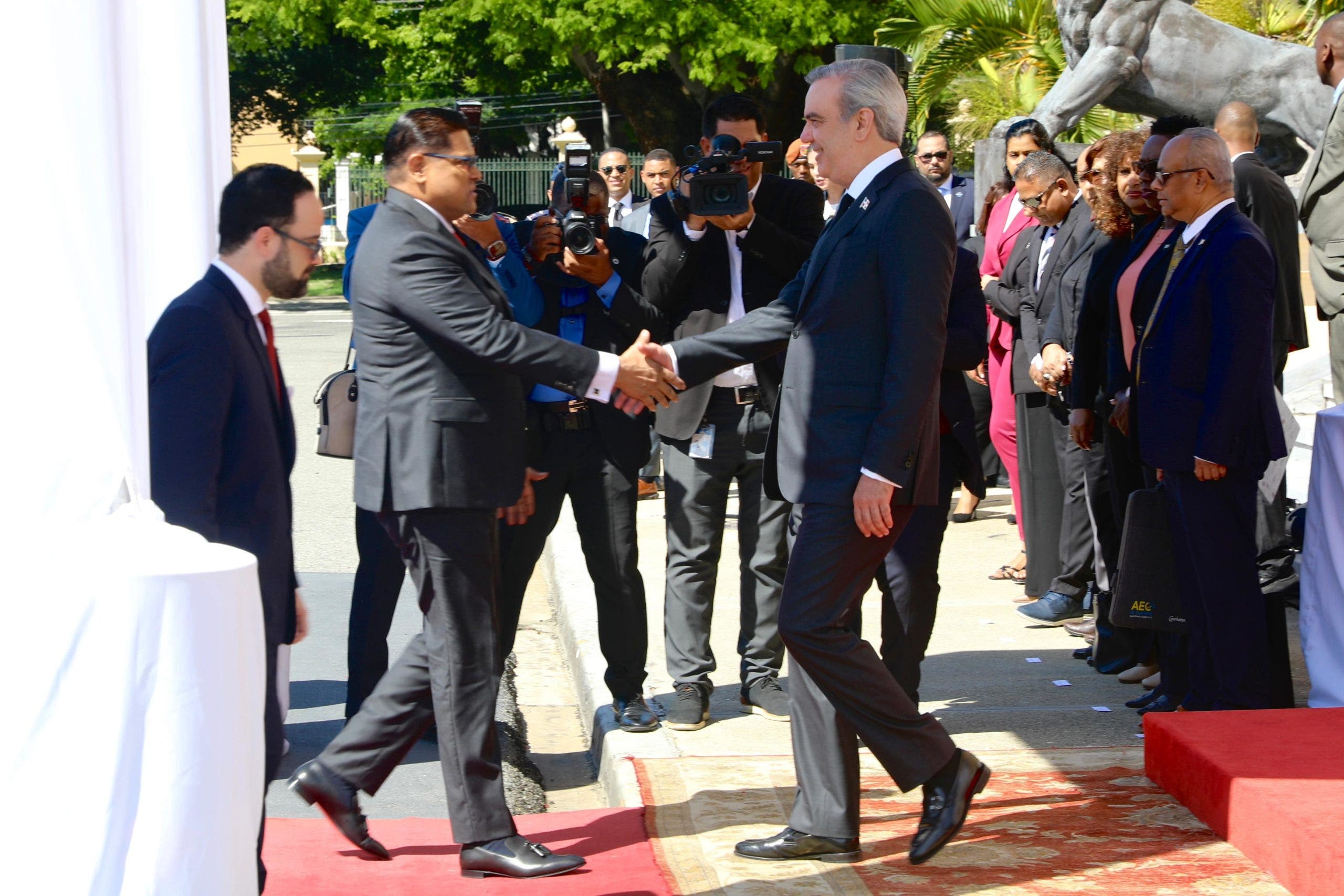 1696529419 543 Fotos Presidente Abinader recibe su homologo de Surinam Chandrikapersad Santokhi