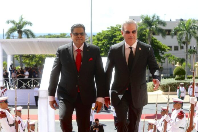 Fotos: Presidente Abinader recibe su homólogo de Surinam, Chandrikapersad Santokhi