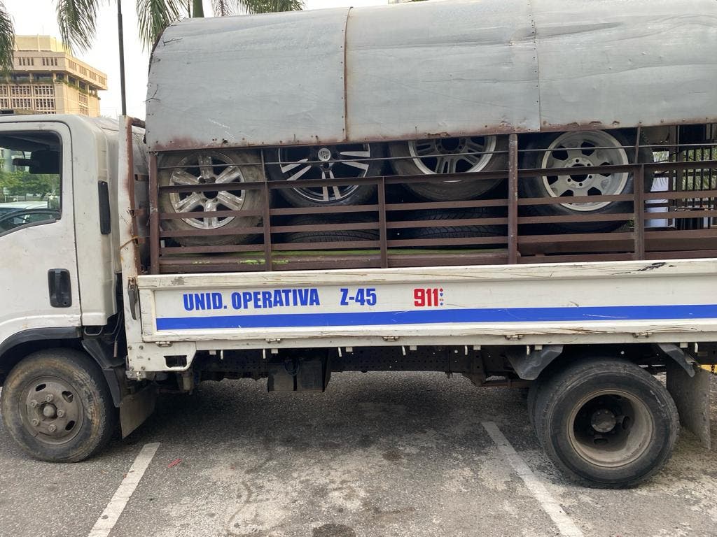 1696598449 124 Red ubicaba vehiculos de lujo para robarle gomas eran vendidas