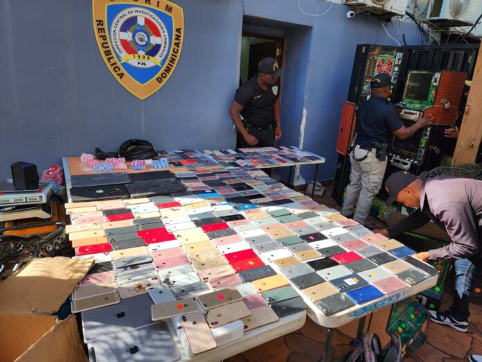 Drogas, joyas, 203 Iphone… lo que ocupó la Policía en la 42 de Capotillo