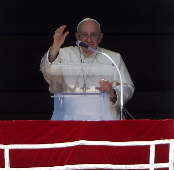 El papa mostró cercanía a todos los habitantes de Gaza en una llamada al párroco local 