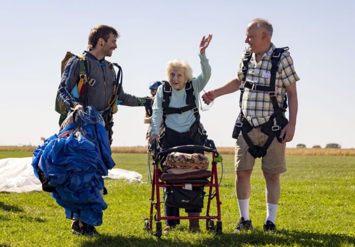 Muere mujer de 104 años que se lanzó de un paracaídas para romper récord Guinness