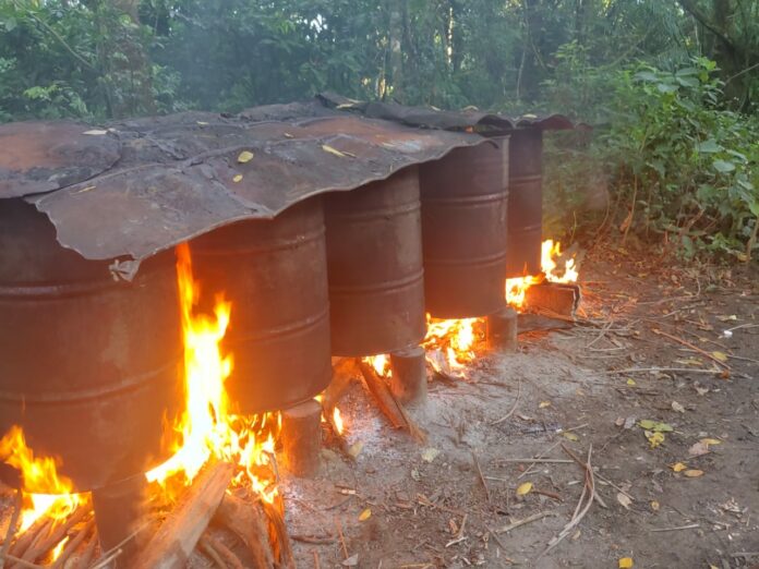 CECCOM decomisa miles de litros de clerén en proceso de adulteración, en Monte Plata