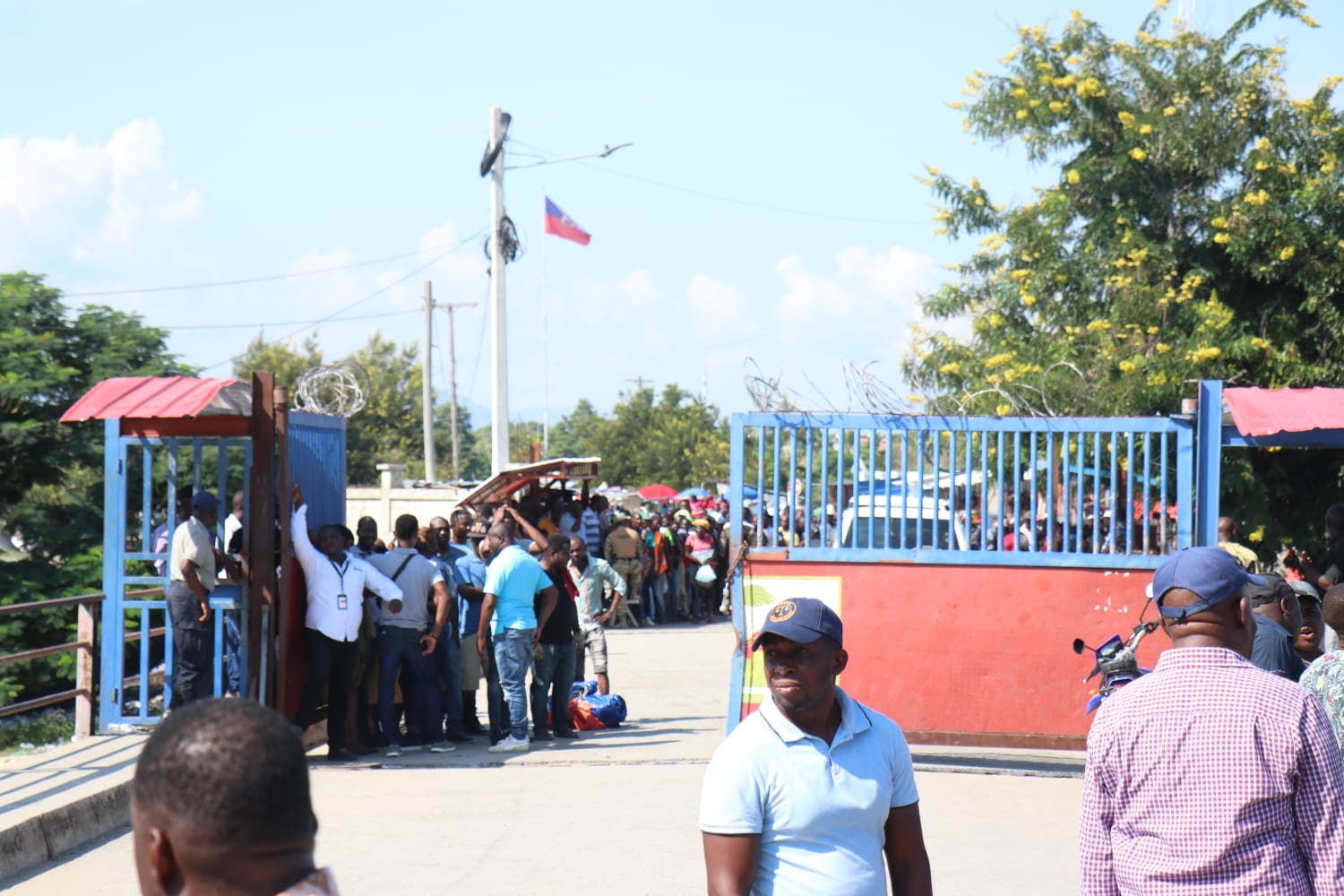 Haití abre sus puertas y sus ciudadanos cruzan a Dajabón a buscar mercancías