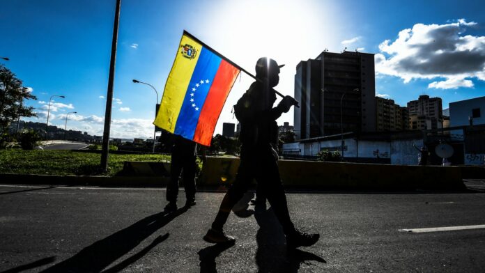 EE.UU. levanta temporalmente las sanciones sobre el petróleo y el gas de Venezuela
