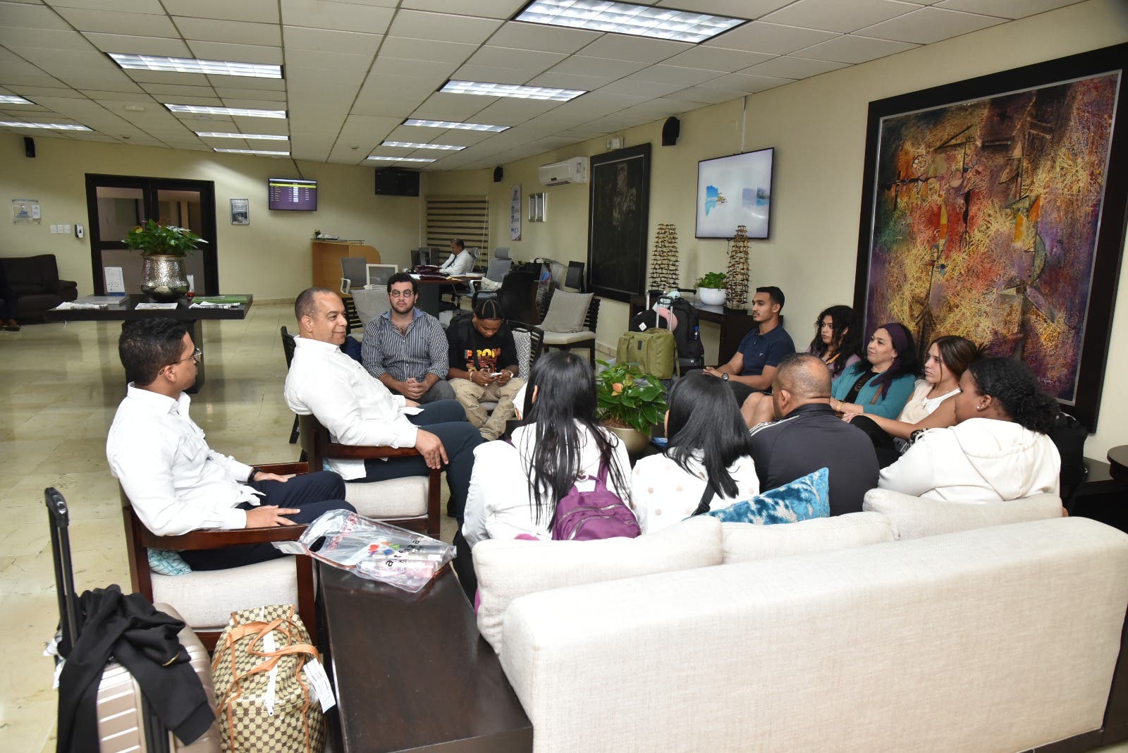 1697732828 217 Llega a RD grupo de dominicanos que estaba en Israel