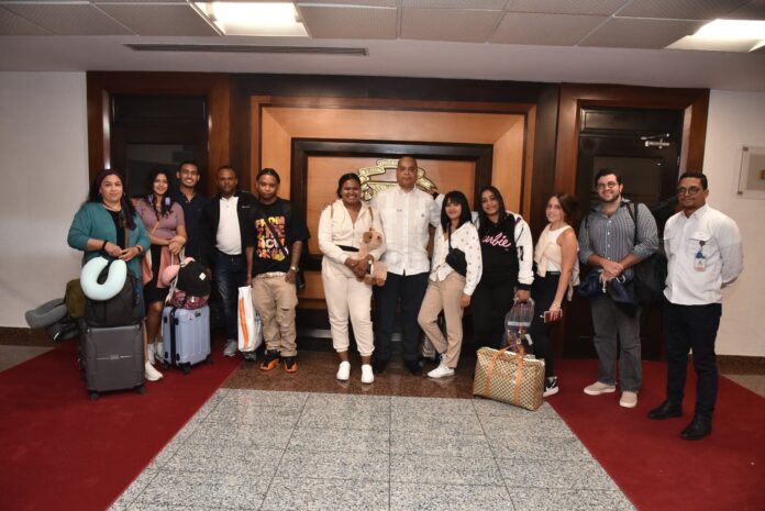 Llega a RD grupo de dominicanos que estaba en Israel