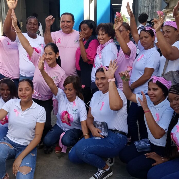  Víctor Pavón conmemora junto a decenas de mujeres Día Mundial contra Cáncer de Mama
