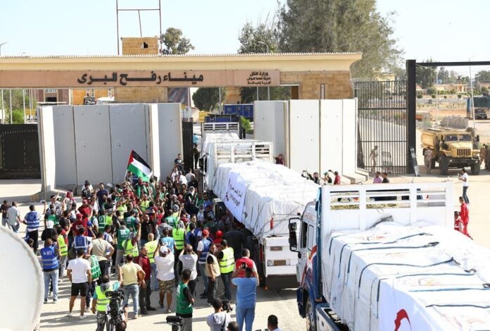 Gaza: vuelve a cerrar el paso de Rafah tras descargar los 20 camiones de ayuda humanitaria