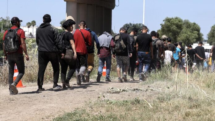 “¿Qué vamos a hacer acá?»; las restricciones no paran a los migrantes en la frontera de EE.UU.    
