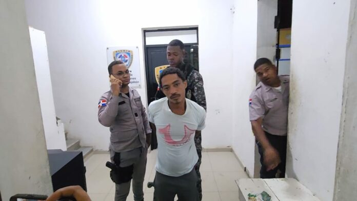 Policía apresa hombre que hirió a otro por 300 pesos