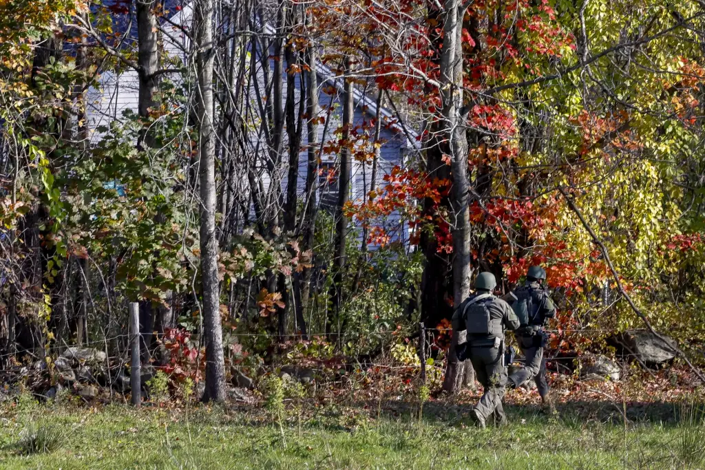 Autoridades estadounidensenses buscan a Robert Card, autor de los tiroteos masivos en Lewiston, Maine (EE.UU.). EFE/EPA/CJ GUNTHER

