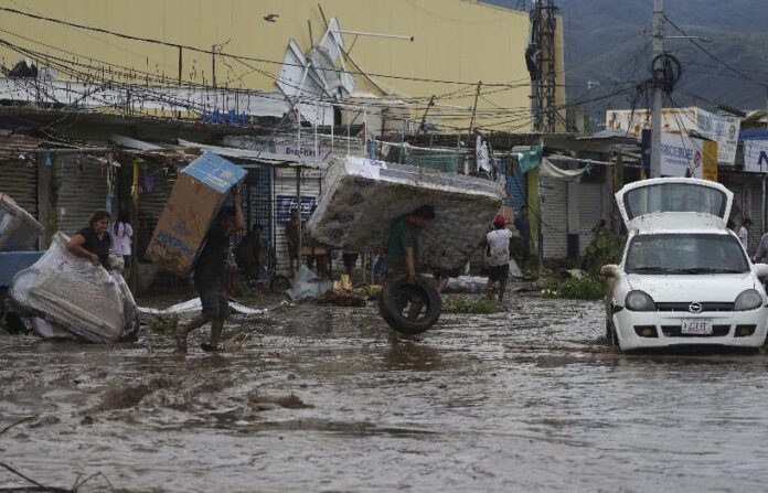 27 muertos deja el huracán Otis en Acapulco, México