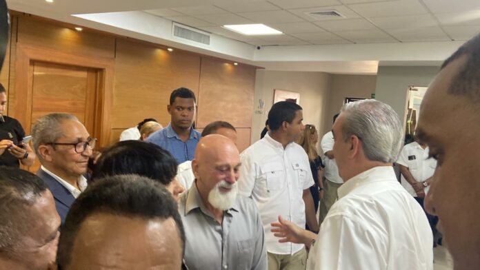 Abinader asiste a honras fúnebres de madre de Andrés Cueto