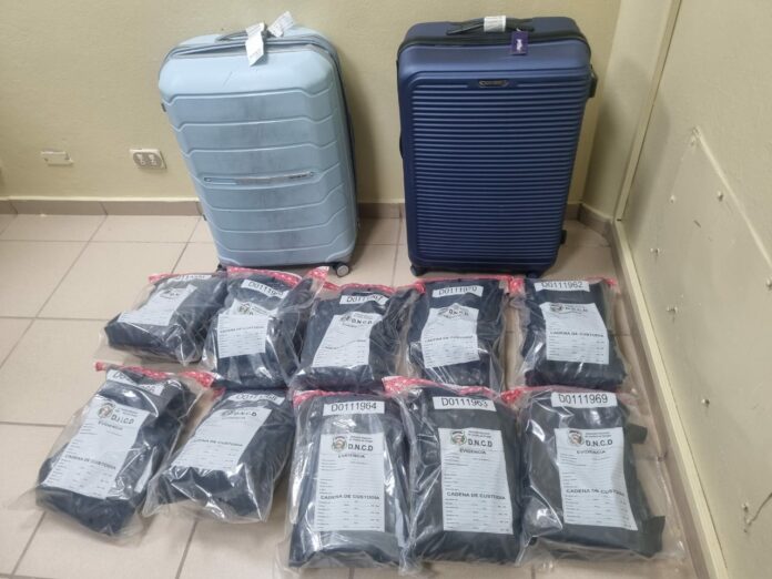 Autoridades ocupan 21 paquetes de marihuana en aeropuerto del Cibao y apresan extranjera