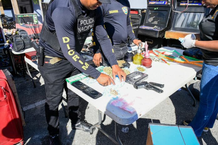 Autoridades vuelven a allanar La 42 de Capotillo; incautan armas, drogas y arrestan a 83 personas