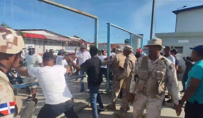 Comerciantes y miembros del Cesfront se enfrentan por entrada al mercado fronterizo de Dajabón