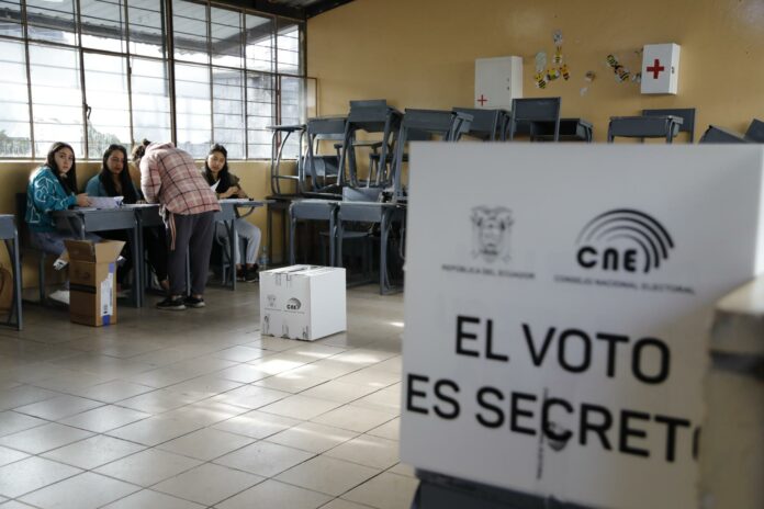 Concluye la votación presidencial de Ecuador; González y Noboa esperan los primeros resultados