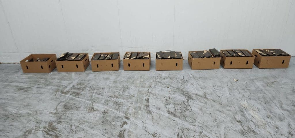 Confiscan 591 laminas de cocaina escondidas en cajas de guineos