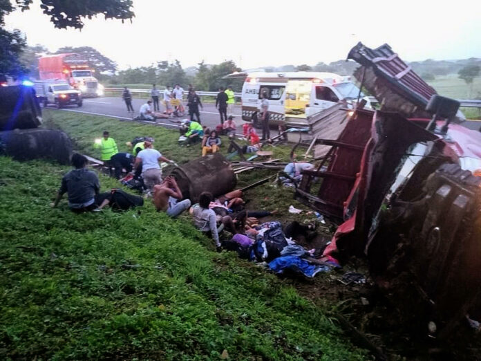 Diez migrantes muertos y 15 heridos en un accidente en el sur de México