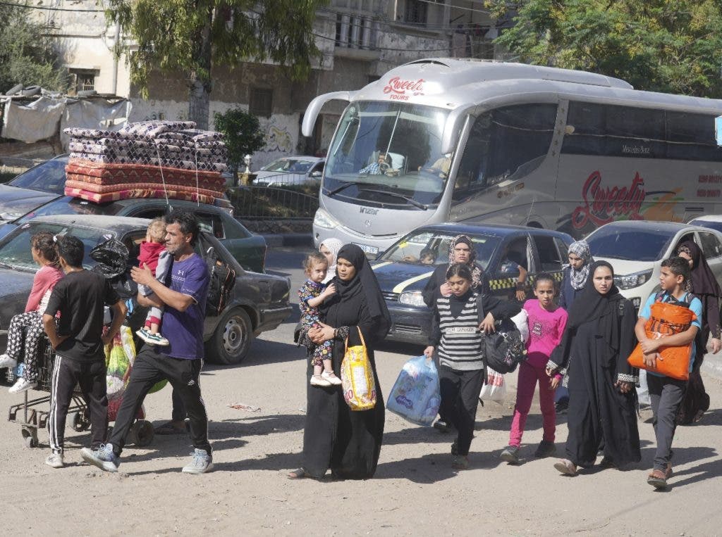Familias palestinos se trasladan al sur de Gaza tras el llamado de Israel. AP